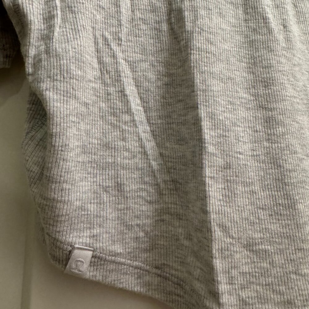 Lululemon Hold Tight Cropped T-Shirt in Heathered Core Ultra Light Grey, Size 8 - Picture 3 of 5